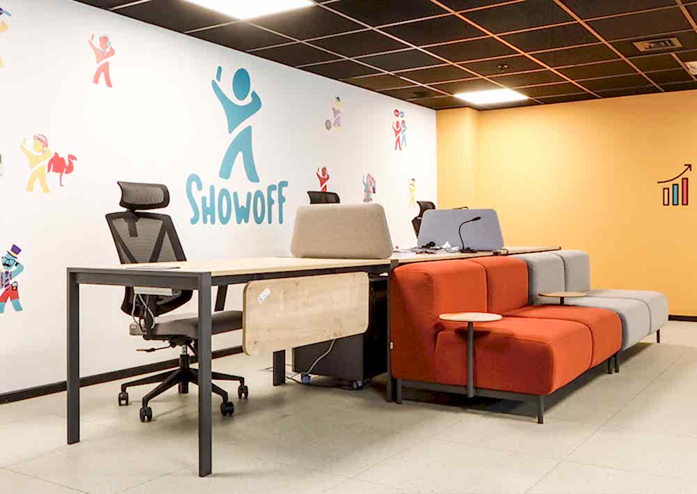 Paylaşımlı ofislerde mobilyalar sade, renkli ve modern